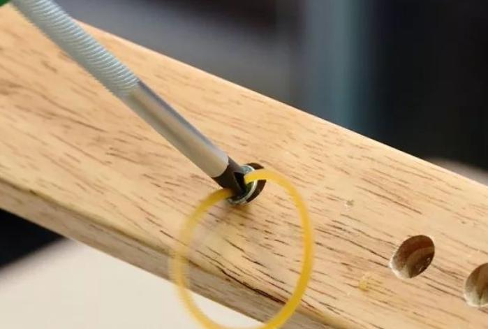 use rubber band remove stripped screw