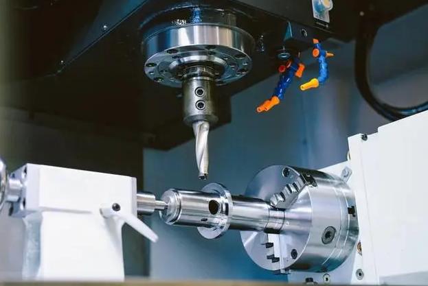 differences between cnc and manual machining